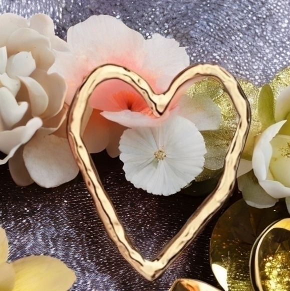 ANTHROPOLOGIE HOLLOW BOHO HEART STUD EARRINGS - Picture 1 of 4